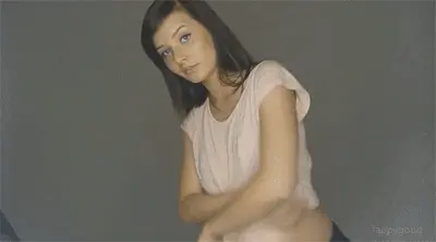 おっぱいチャレンジエロGIF画像46枚 屋外で自らポロリしてる巨乳外人集めてみた043