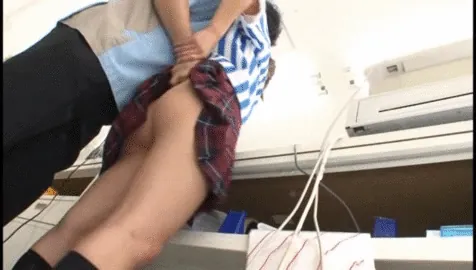 セクハラエロGIF画像35枚 巨乳OLやJKが上司やマッサージ師に触られまくってるシーン集めてみた029