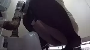 トイレ盗撮エロGIF画像60枚 JKやOLのおしっこ隠し撮り集めてみた011