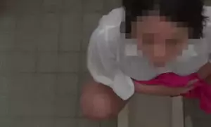 トイレ盗撮エロGIF画像60枚 JKやOLのおしっこ隠し撮り集めてみた013