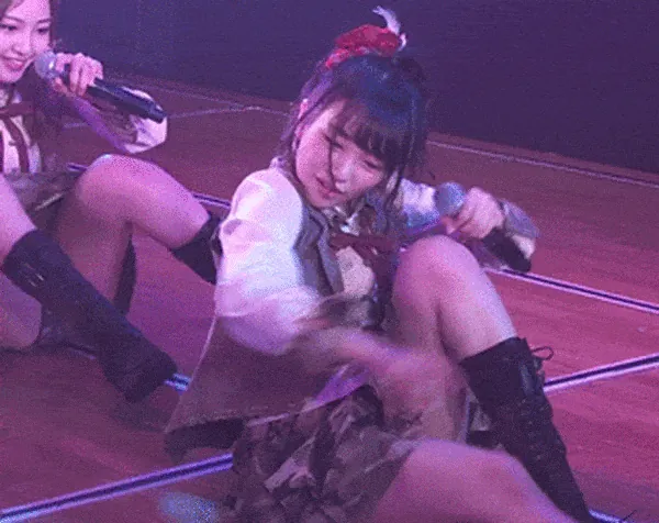 アイドルエロGIF画像50枚 AKBや欅坂など美少女たちのおっぱいやパンチラ集めてみた003