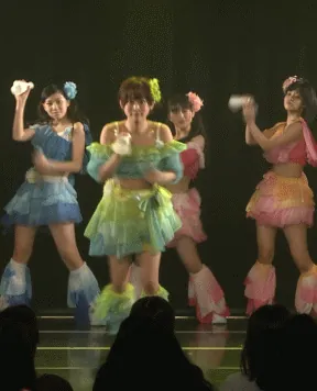 アイドルエロGIF画像50枚 AKBや欅坂など美少女たちのおっぱいやパンチラ集めてみた009