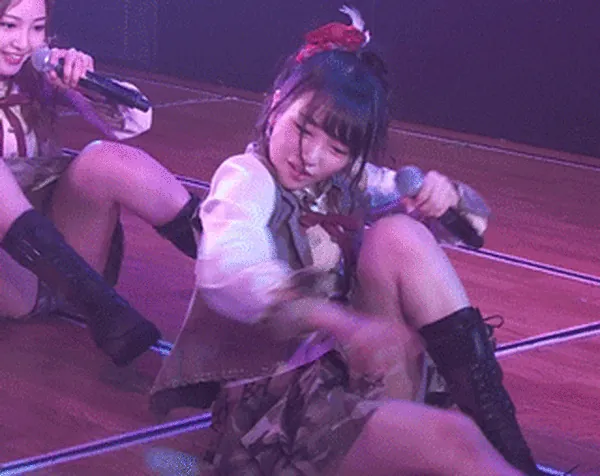 アイドルエロGIF画像50枚 AKBや欅坂など美少女たちのおっぱいやパンチラ集めてみた094