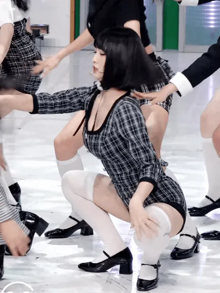 アイドルエロGIF画像50枚 AKBや欅坂など美少女たちのおっぱいやパンチラ集めてみた157