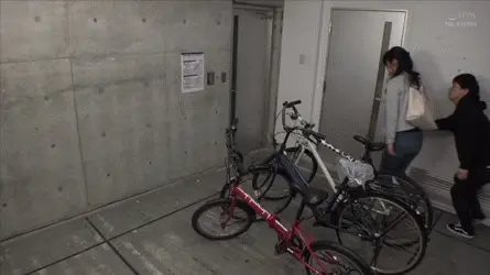 逆痴漢エロGIF画像30枚 JKやOLに痴女られて手コキされてるシーン集めてみた038