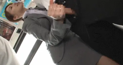 逆痴漢エロGIF画像30枚 JKやOLに痴女られて手コキされてるシーン集めてみた060