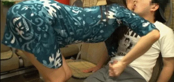 ベロチュー手コキエロGIF画像38枚 いやらしくディープキスしながらチンコを扱いてるスケベ痴女集めてみた045