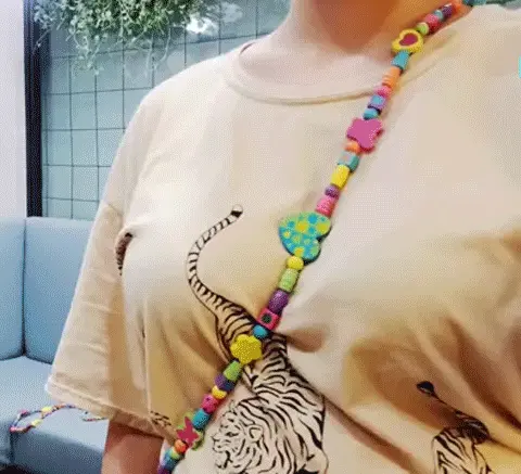 パイスラエロGIF画像33枚 着衣巨乳お姉さんの谷間が強調されたおっぱい集めてみた009