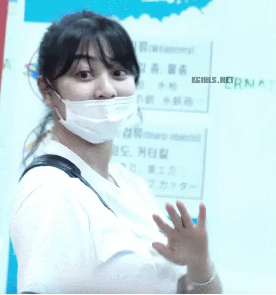 パイスラエロGIF画像33枚 着衣巨乳お姉さんの谷間が強調されたおっぱい集めてみた012