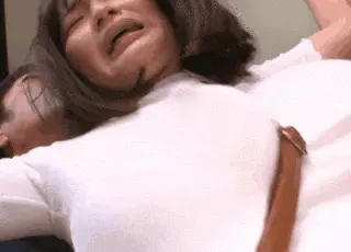 パイスラエロGIF画像33枚 着衣巨乳お姉さんの谷間が強調されたおっぱい集めてみた023