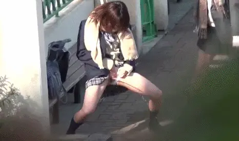 立ちションエロGIF画像41枚 野外や男子トイレで立ったまま放尿してるJKやギャル集めてみた023