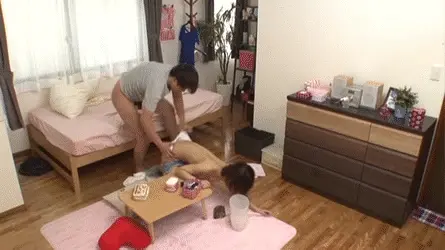 ホットパンツエロGIF画像40枚 激ミニなすそからハミパンしてる素人やアイドル・痴漢セックス集めてみた075