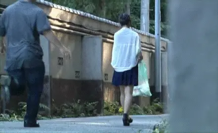ズリ下げダッシュエロGIF画像30枚 すれ違いざまに服を脱がされておっぱいポロリしてるシーン集めてみた003