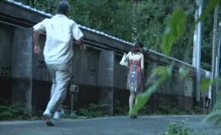 ズリ下げダッシュエロGIF画像30枚 すれ違いざまに服を脱がされておっぱいポロリしてるシーン集めてみた007