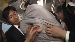 巾着レイプエロGIF画像69枚 スカートを頭まで巻き上げられて身動きできない女を犯してるシーン集めてみた023