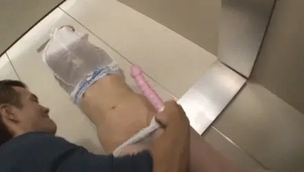 巾着レイプエロGIF画像69枚 スカートを頭まで巻き上げられて身動きできない女を犯してるシーン集めてみた038
