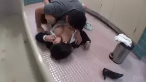 トイレレイプエロGIF画像55枚 公衆便所や多目的トイレで犯されてるJKやギャル集めてみた023