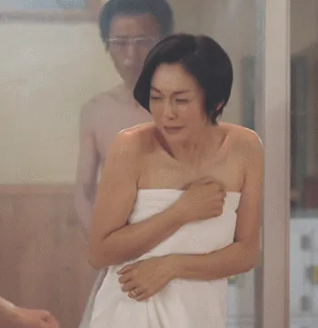 バスタオルエロGIF画像30枚 巨乳女のおっぱいポロリや芸能人の谷間・乳揺れ集めてみた016