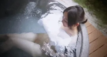 バスタオルエロGIF画像30枚 巨乳女のおっぱいポロリや芸能人の谷間・乳揺れ集めてみた044