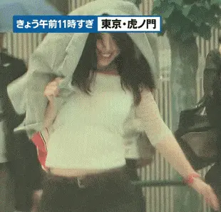 濡れ透けエロGIF画像42枚 突然の雨に下着が透けてるJKやわざと濡らして乳首透けてる変態ギャル集めてみた021