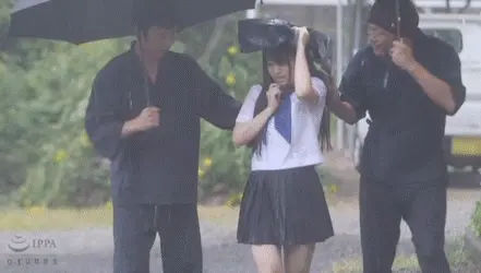 濡れ透けエロGIF画像42枚 突然の雨に下着が透けてるJKやわざと濡らして乳首透けてる変態ギャル集めてみた024