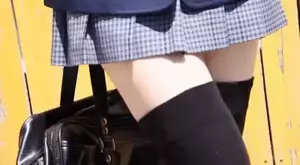 絶対領域エロGIF画像42枚 ミニスカとニーソの隙間から見えるムチムチな太もも集めてみた020