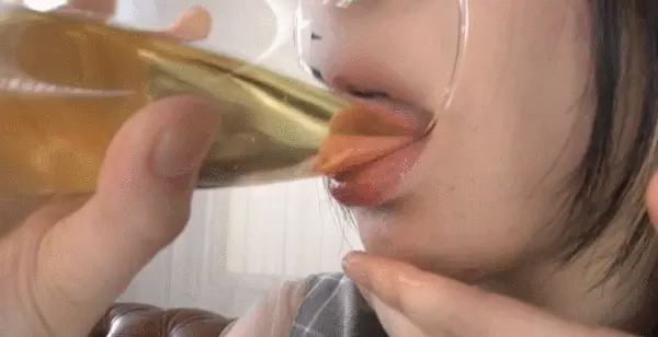 飲尿エロGIF画像29枚 おいしそうにおしっこ飲んだり飲ませてる痴女集めてみた027