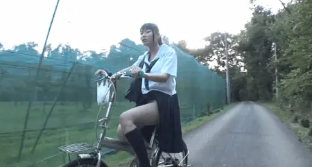 自転車バイブエロGIF画像18枚 サドルに固定したディルドで潮吹きしながら絶頂してるシーン集めてみた018