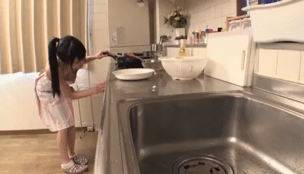 裸エプロンエロGIF画像50枚 おっぱいポロリや乳首チラ・丸出し尻など後ろからハメたくなる着エロ集めてみた025