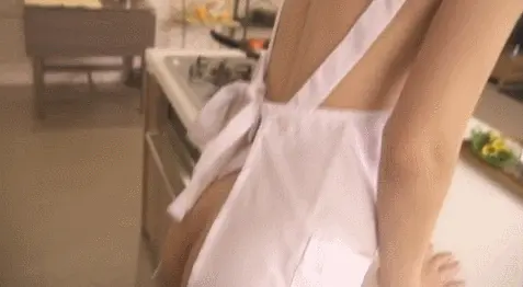 裸エプロンエロGIF画像50枚 おっぱいポロリや乳首チラ・丸出し尻など後ろからハメたくなる着エロ集めてみた034