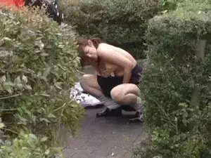 野外オナニーエロGIF画像51枚 公園や路地裏でマンズリしてる露出狂女集めてみた032