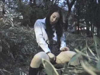 野外オナニーエロGIF画像51枚 公園や路地裏でマンズリしてる露出狂女集めてみた037