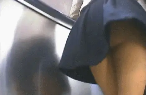 階段パンチラエロGIF画像51枚 段差でパンツ見えちゃうJKやミニスカギャル集めてみた005