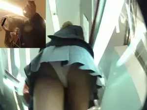 階段パンチラエロGIF画像51枚 段差でパンツ見えちゃうJKやミニスカギャル集めてみた009
