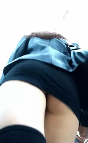階段パンチラエロGIF画像51枚 段差でパンツ見えちゃうJKやミニスカギャル集めてみた017