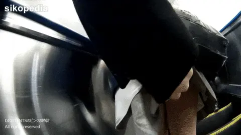 階段パンチラエロGIF画像51枚 段差でパンツ見えちゃうJKやミニスカギャル集めてみた024