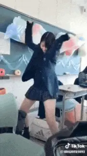 TiktokエロGIF画像74枚 巨乳美女の水着や着衣おっぱい・JKのパンチラダンス集めてみた041