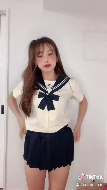 TiktokエロGIF画像74枚 巨乳美女の水着や着衣おっぱい・JKのパンチラダンス集めてみた045