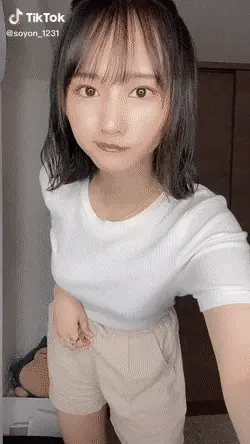 TiktokエロGIF画像74枚 巨乳美女の水着や着衣おっぱい・JKのパンチラダンス集めてみた073