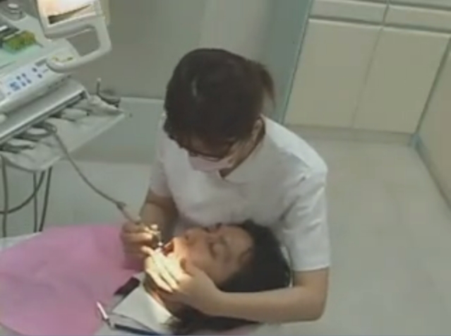 巨乳歯科医さんがおっぱい押し当ててくるから、授乳手コキお願いしたらまさかのOK！002