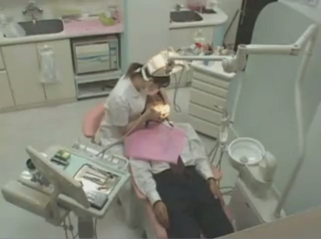 巨乳歯科医さんがおっぱい押し当ててくるから、授乳手コキお願いしたらまさかのOK！004