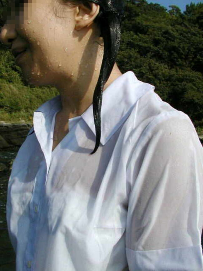 JKのハプニングエロ画像。びしょ濡れになった時の透けブラエロい！041