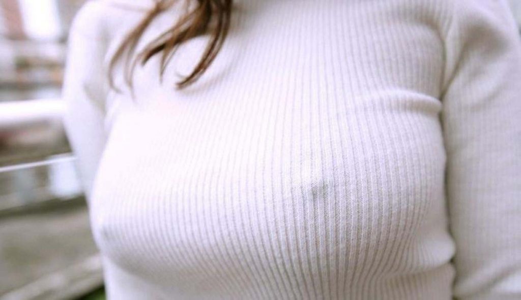 【ノーブラ】乳首が透けて見えるノーブラ女子のおっぱい画像028