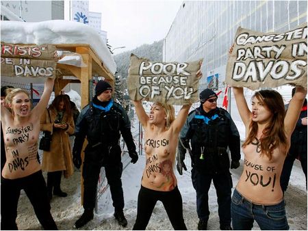 おっぱい丸出しで抗議を行うトップレス抗議集団FEMEN001