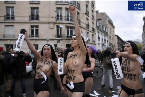 おっぱい丸出しで抗議を行うトップレス抗議集団FEMEN003