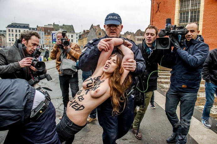 おっぱい丸出しで抗議を行うトップレス抗議集団FEMEN004