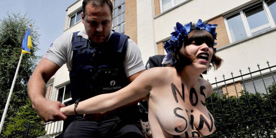 おっぱい丸出しで抗議を行うトップレス抗議集団FEMEN007