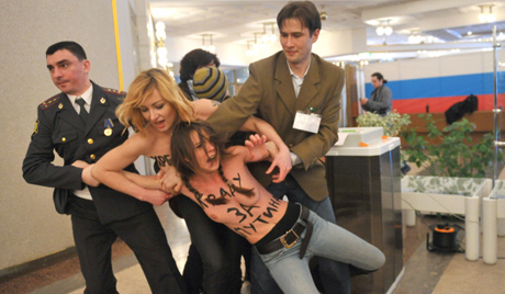おっぱい丸出しで抗議を行うトップレス抗議集団FEMEN008