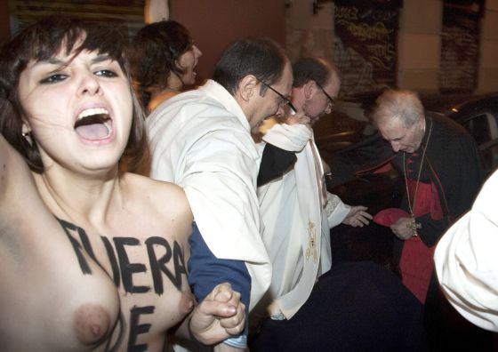 おっぱい丸出しで抗議を行うトップレス抗議集団FEMEN009