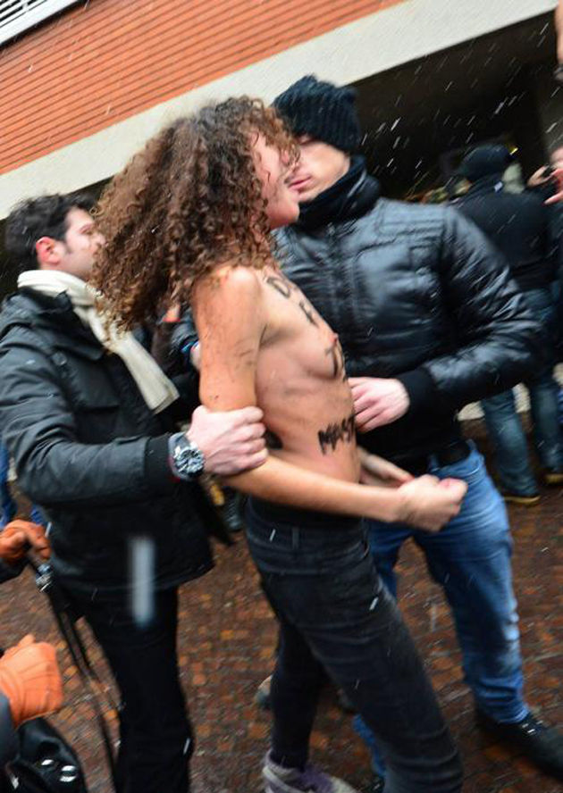 おっぱい丸出しで抗議を行うトップレス抗議集団FEMEN014